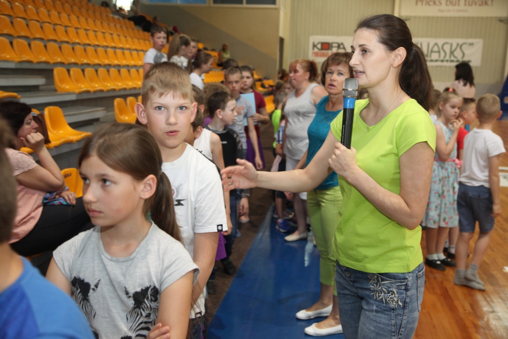 Visu gadu arī mazie Gulbenes novada dejotāji ir gatavojušies tautas deju festivālam “Latvju bērni danci veda”, kas notiek jau rīt, Alūksnē. Gatavojoties festivālam, darba process ir bijis mazliet skaļš un arī brīžiem haotisks, jo dejotāju ir daudz. “Esam finiša taisnē. Satraukuma par galarezultātu nav. Zinu, ka bērni spēs atbildīgajā brīdī, izdarīt visu, kā vajag. No manas puses mazajiem dejotājiem ir svarīgi dot pārliecību un ticību sev,” saka deju pedagoģe un Gulbenes novada skolēnu deju kolektīvu virsvadītāja Zane Meiere.     
Autors: Gatis Bogdanovs