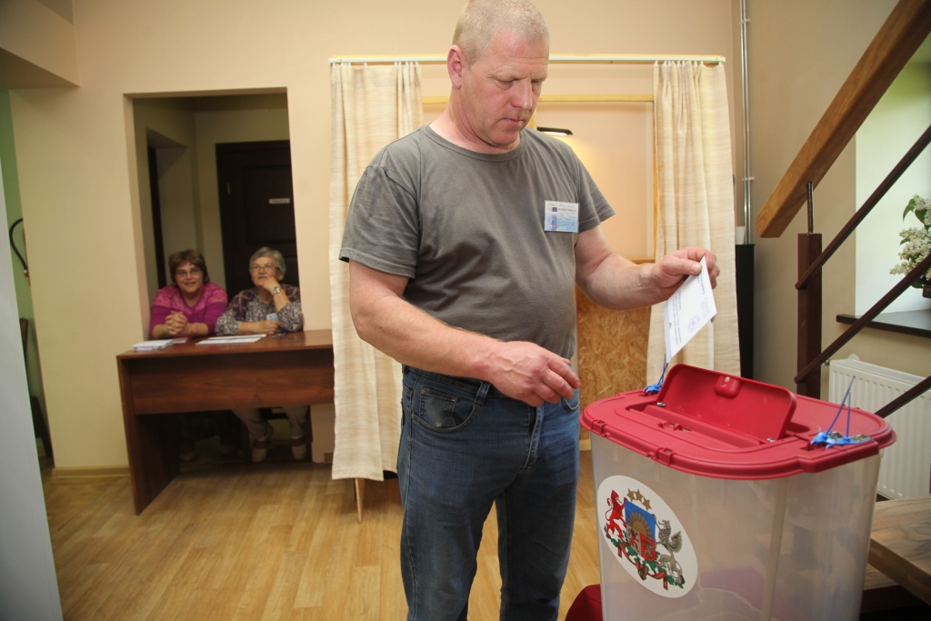 Laimīgi ir tie, kuri trešdien paspēja izmantot iespējas nobalsot jebkura vēlēšanu iecirknī, piedaloties Eiropas Parlamenta vēlēšanas. Stradu pagasta vēlēšanu iecirknī šādi nobalsoja Guntars Stradiņš. Vakar pēkšņi visā valstī “nokārās” datu apmaiņas sistēma, tāpēc vēlētājiem ļāva balsot tikai katram savā iecirknī. Sestdien  varēs balsot tikai katrs viņam oficiāli norādītaja iecirknī.      
Autors: Gatis Bogdanovs