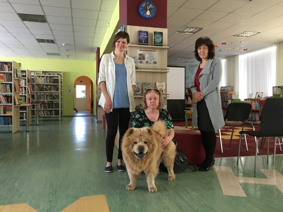 Kopā ar Gulbenes bērnu bibliotēkas bibliotekārēm Andu Krimu (no kreisās puses) un Ingrīdu Rubeni.
Autors: Gulbenes novada bibliotēka (facebook.com)