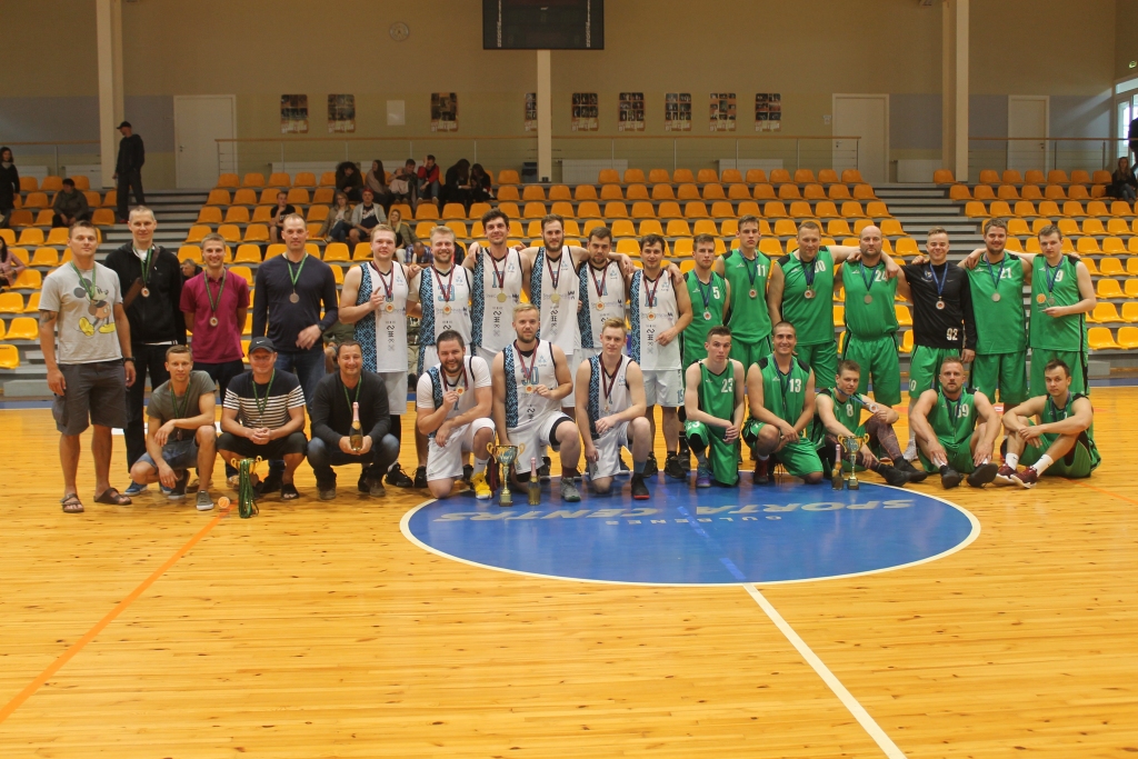 Pirmo trīs vietu ieguvēji novada atklātajā basketbola čempionātā.
Autors: Dace Anča