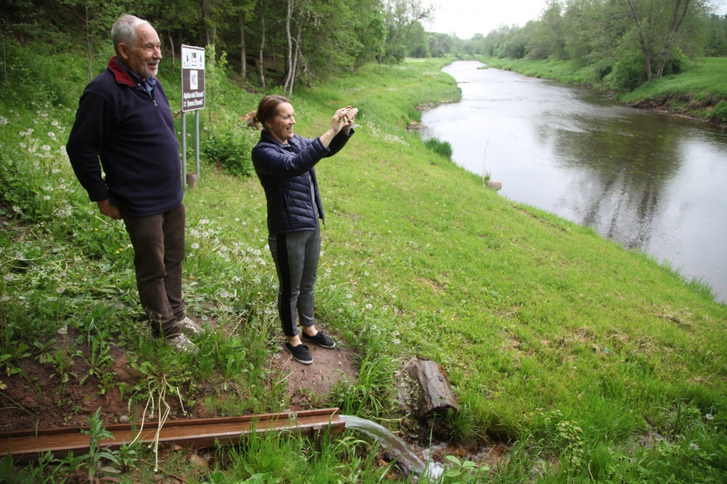Viens no “ekspedīcijas” objektiem, kuru Inita Savicka un Juris Zaķis apmeklēja, ir Ķemeru sēravots, kurš ievērojams ar to, ka tajā nav tīrs saldūdens, bet tam ir sērūdeņraža piejaukums. Lejā - Gauja. Skaista vieta! 		 
Autors: Gatis Bogdanovs