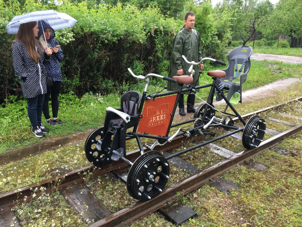 “Tikai uzmanīgi!” saka SIA “Gulbenes-Alūksnes bānītis” darbinieks Arvis Vāvers (attēlā). Projekta “Zaļie dzelzceļi” dalībnieki krita azartā, izmēģinot uzņēmuma jauno rīku - velodrezīnu, kas domāts kā atrakcijas piedāvājums. Uzņēmuma valdes loceklis Aldis Kreislers sacīja, ka, telefoniski piesakoties iepriekš, ikviens interesents var gan darbdienās, gan brīvdienās nākt ciemos un izmantot vismaz kādu no pieejamajiem rīkiem. 
Autors: Diāna Odumiņa