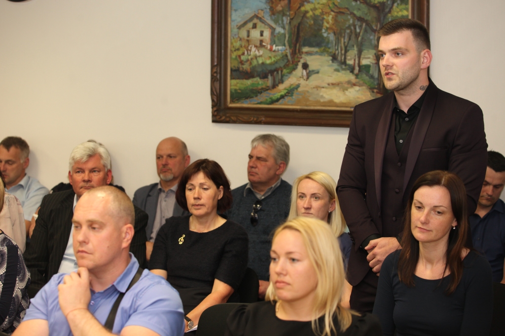 Gulbenes novada pašvaldībai būs jauna izpilddirektore – Lienīte Reinsone, kura līdz šim bija Finanšu un ekonomikas nodaļas vadītāja. Viņai būs arī vietnieks - Sandis Sīmanis, kurš pašvaldībā strādā par vecāko juristu. Gan par viena, gan par otra iecelšanu amatā deputāti nobalsoja 30.maija domes sēdē. Abas kandidatūras piedāvāja novada domes priekšsēdētājs Normunds Audzišs. Par L.Reinsoni nobalsoja 13 no 14 deputātiem, kuri piedalījās domes sēdē, 1 bija pret. Par S.Sīmani nobalsoja 12 deputāti, 2 bija pret. Domes sēdē nepiedalījās un nebalsoja Intars Liepiņš, Andris Vējiņš un Indra Caune.	
Autors:  Gatis Bogdanovs