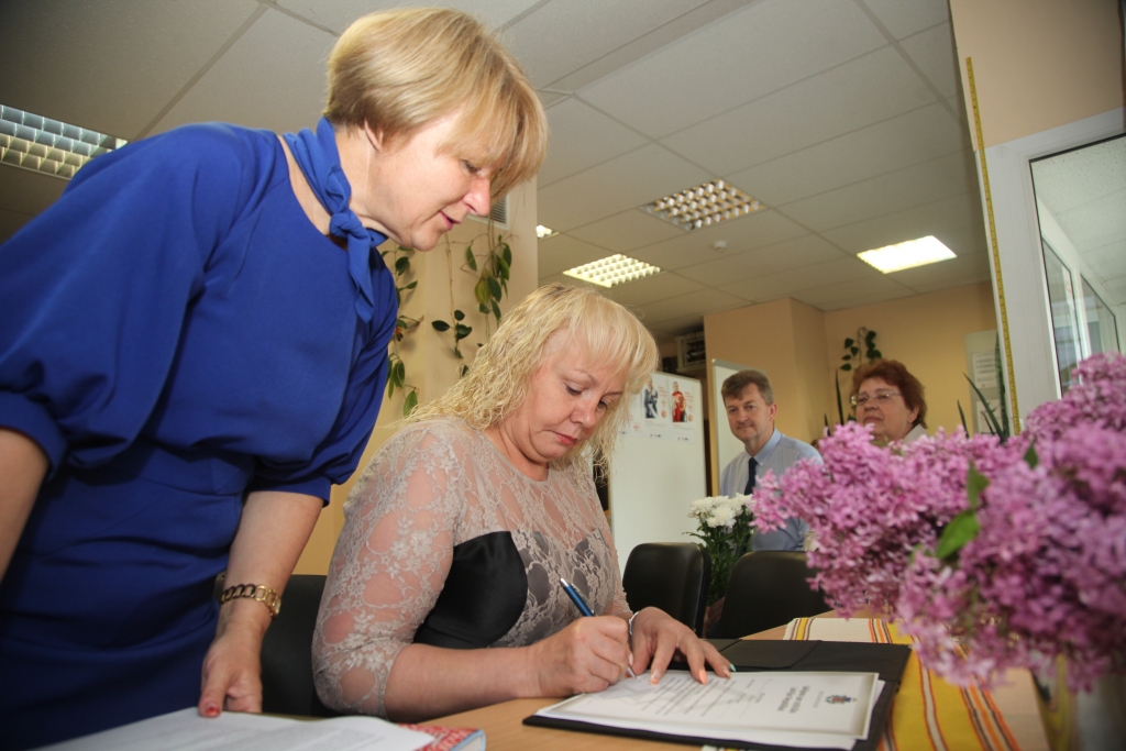 Diena, kad Pilsonības un migrācijas lietu pārvaldes Gulbenes nodaļā Zoja Pumpa nodeva solījumu par uzticību Latvijas Republikai, viņai paliks atmiņā kā nozīmīgs un spilgts akcents ierastajā ikdienā.
Autors: Gatis Bogdanovs