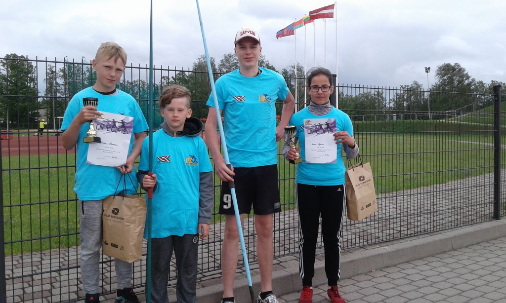 Gulbenes šķēpmetēji - Artjoms Lemešs, Toms Skrodelis, Juris Konrāds, Ērika Logina - ir gandarīti par sasniegtajiem rezultātiem. 	
Autors: no personiskā arhīva