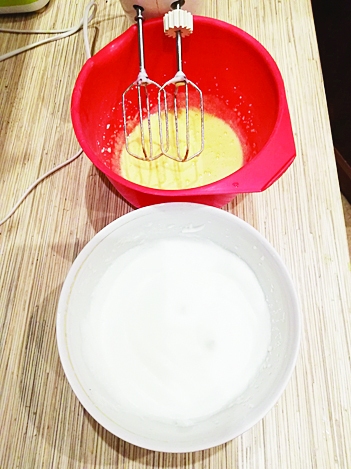 ◆ Pirmais darbiņš – ielej bļodā siltu kefīru un pieber sodu. Apjoms palielināsies, tāpēc ieteicams ņemt lielāku bļodu, kurā pēc tam arī varēs sajaukt visas sastāvdaļas.
Citos traukos atdala olu baltumus no dzeltenumiem un saputo stingrās putās. Dzeltenumus sakuļ ar pusglāzi cukura.
Autors: Gunita Lagzdiņa-Skroderēna