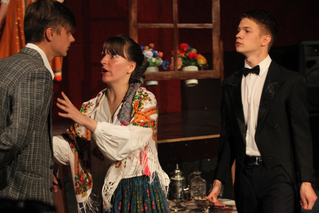 A.Čehova “Bildinājums” Gulbenes kultūras centra jauniešu teātra studijas sniegumā bija īsta humora dzirksts. Noslēguma pasākumā nepiekāpīgais precinieks Ņikita Trifonovs (no labās) no Valda Lūriņa rokām saņēma specbalvu par labo tēlojumu. 
Autors: Gatis Bogdanovs