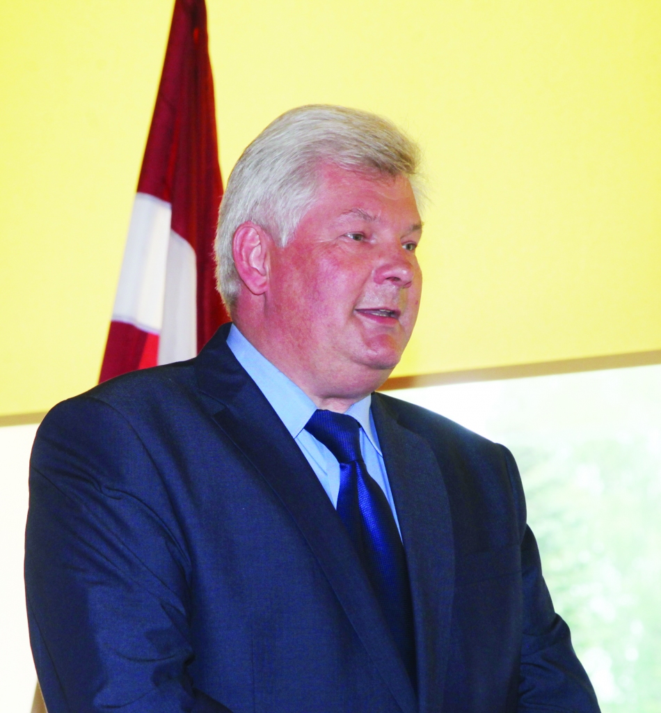 Arnis Šķēls noliedz, ka viņa karjerā plānotas izmaiņas. Tās esot baumas, ka viņš varētu vadīt sporta skolu.
Autors: no “Dzirksteles” arhīva