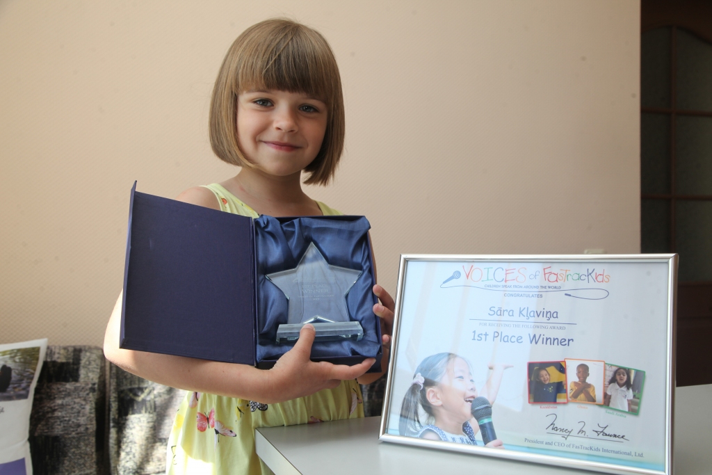Sešgadniece Sāra Kļaviņa ir uzvarētāja komunikācijas prasmju konkursā. Viņai ir ļoti liels prieks par iegūto Atzinības rakstu un balvu - stikla zvaigzni.  
Autors:  Gatis Bogdanovs