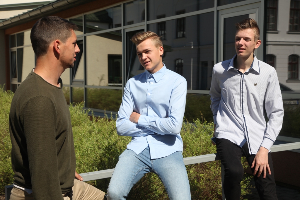 Trešdien Gulbenes novada valsts ģimnāzijas telpās eksāmenu bioloģijā kārtoja 12.klašu skolēni. Starp viņiem bija arī Artūrs Kauliņš (no kreisās), Artūrs Tilgass un Raitis Ostrovskis. A.Tilgass un A.Kauliņš šo eksāmenu kārtoja tāpēc, ka viņu nākotnes plāni saistās ar bioloģijas zināšanu nepieciešamību. R.Ostrovskim arī bijusi doma ar bioloģiju saistīt nākotnes plānus. “Bet mainīju savas domas, tāpēc vienkārši izvēlējos šo, lai būtu kāds no izvēles priekšmetiem nokārtots,” saka jaunietis.	
Autors: Gatis Bogdanovs