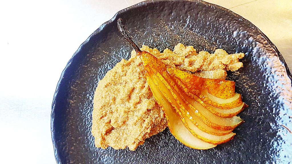 Amaranta un mandeļu 
piena biezputra ar 
karamelizētiem bumbieriem