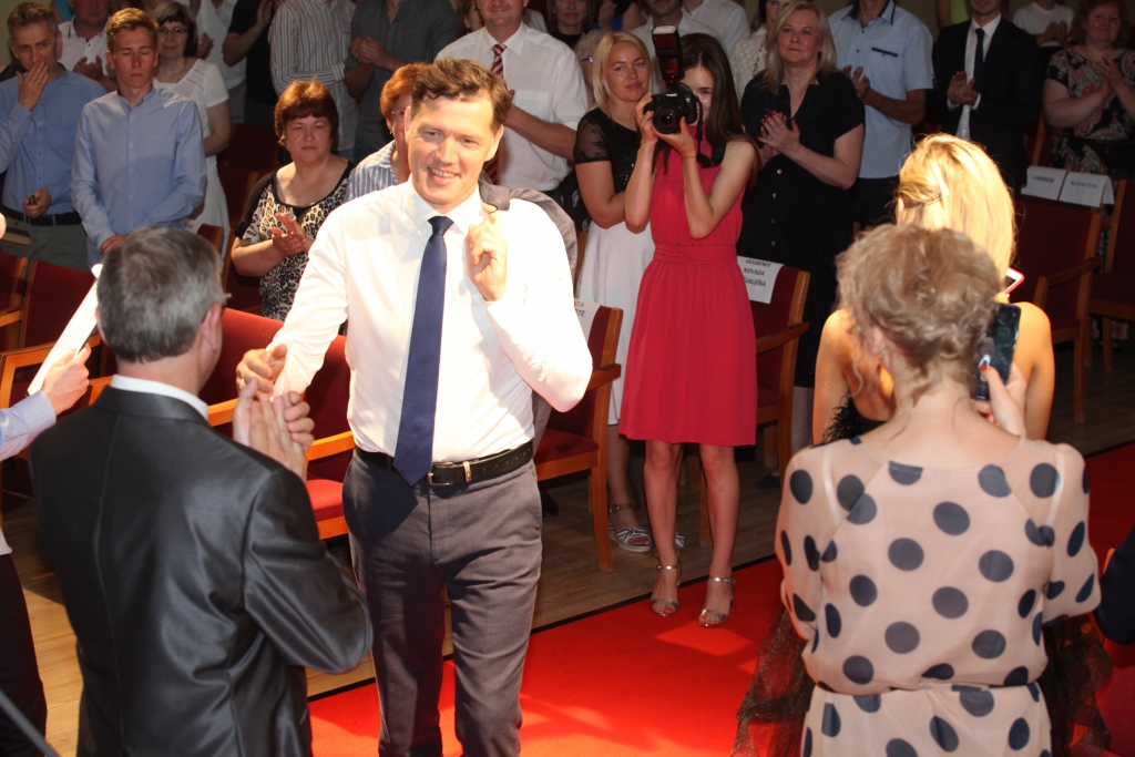 Gulbenes kultūras centra lielajā zālē izritināts sarkanais paklājs. Pa to zālē ienāk Latvijā un ārpus tās pazīstami novadnieki: komponists un mūziķis Valdis Zilveris, operdziedātājs Nauris Indzeris (attēlā) un basketbolists Rolands Freimanis. Viņi ir dokumentālās filmas „Trīs vīri. Leģendās vīti” varoņi, kuras pirmizrāde pulcējusi daudzus skatītājus un filmas tapšanas atbalstītājus. Tās autore ir Lauma Ozola, filmu uzņēmusi un montējusi Žanete Felsa. 	
Autors: Gatis Bogdanovs