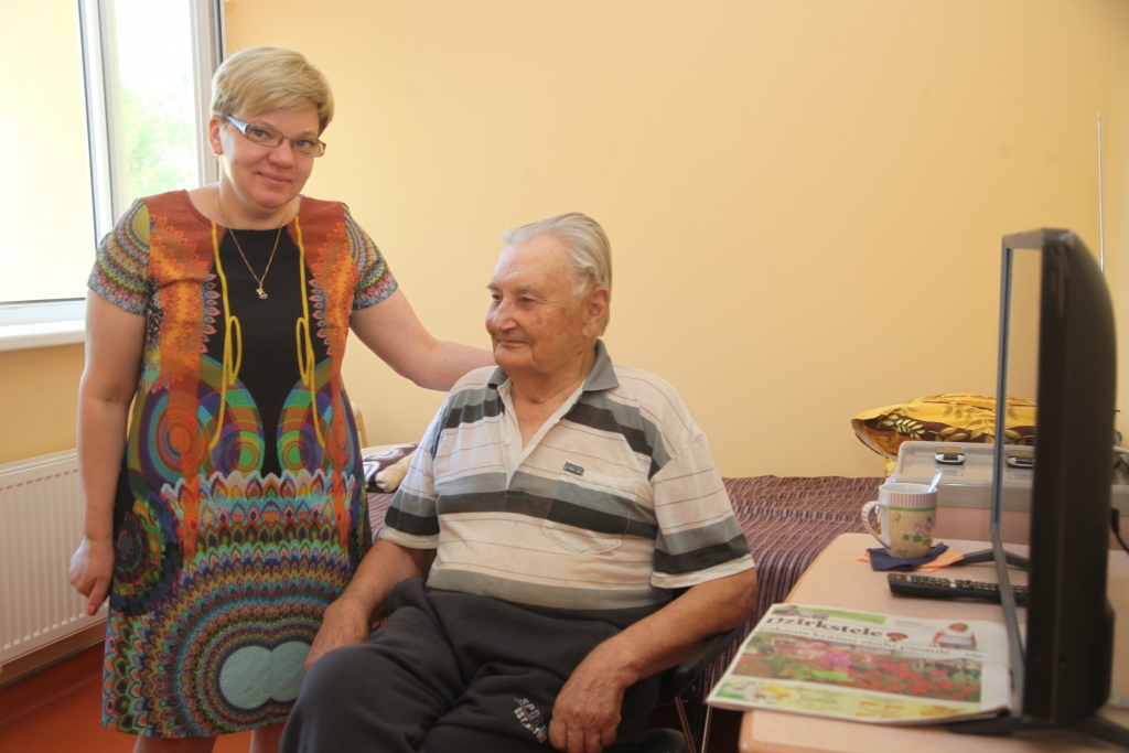 Justies labi – tas ir vajadzīgs, bet nav vienkārši. “Jaungulbenes Alejās” ir radīti visi apstākļi ērtai iemītnieku dzīvei. Lai arī emocionālā pašsajūta būtu laba, rūpējas personāls ar Mariku Andževu priekšgalā. Valdis Drīliņš šajā namā patiešām jūtas labi un palīdz arī citiem uzturēt možu garu. 
Autors: Gatis Bogdanovs