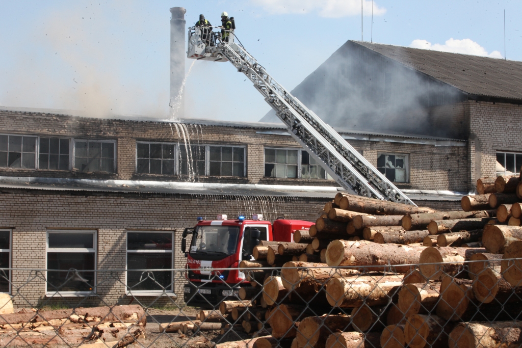 Vairākas stundas ne tikai Gulbenes, bet arī blakus novadu ugunsdzēsēju brigādes dzēsa ugunsgrēku SIA “Diāna”.   
Autors: Ginta Alberte