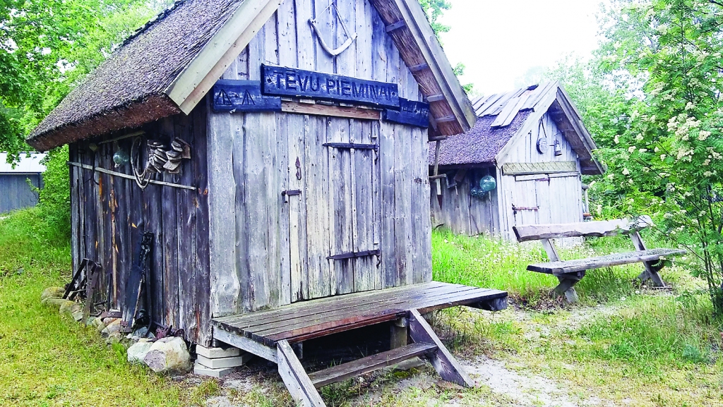 Ragaciema sedums. Sedumi ir kādreizējās zvejas laivu piestātnes, kurās zvejnieki cēla tīklu būdas un glabāja savu inventāru, atpūtās un pārģērbās, lai dotos uz māju, bet sievas un bērni tarāja tīklus. Sedumā vienuviet savestas vairākas zvejnieku būdas no dažādām vietām, kā arī uzceltas jaunas. Izveidojies kaut kas līdzīgs muzejam. Tiek pat svinēti Seduma svētki.  