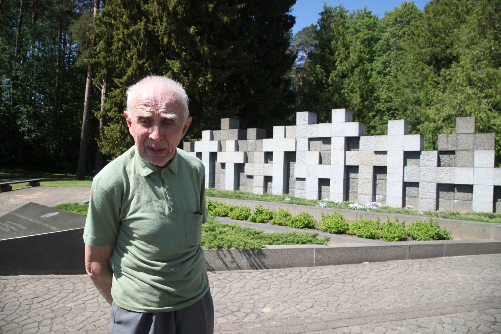 Litenes nometnes un piemiņas vieta mums visu laiku atgādina un turpinās atgādināt par melno Latvijas vēstures lappusi. Arī šogad tāpat kā citos gados šodien, 14.jūnijā, pieminot 1941.gada notikumus, kad pret latviešu tautu – civiliedzīvotājiem un armijas virsniekiem – tika izvērstas represijas, Litenē norisināsies piemiņas pasākums, kurā piedalīsies valsts augstākās amatpersonas, Aizsardzības ministrijas, Latvijas Nacionālo bruņoto spēku, Zemessardzes, Gulbenes novada pašvaldības un politiski represēto apvienību pārstāvji, kā arī novadpētniecības entuziasts, grāmatu par Liteni autors Jānis Zvaigzne.  
Autors: Gatis Bogdanovs