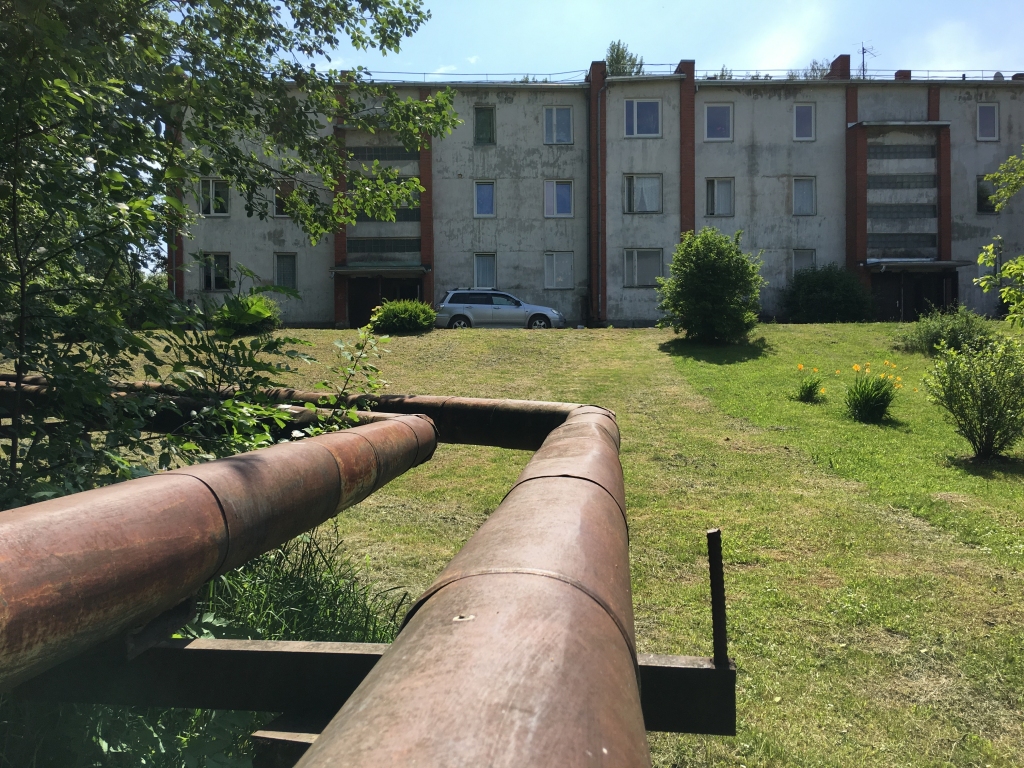 Pusaudzes saduršanās uz vecās Stāķu siltumtrases ir satricinājusi ciemu. Cilvēki ir dusmīgi un jautā, kāpēc gadu desmitiem ilgi netiek sakārtota degradētā teritorija blakus daudzdzīvokļu mājām. Uz šādas asas armatūras 3.jūnijā, skraidot pie mājas, uzkrita pusaudze un guva dzīvībai bīstamas traumas. 		
Autors: Diāna Odumiņa