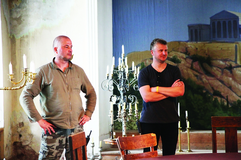 Filmas “Gads pirms kara” režisors Dāvis Sīmanis (no labās) apspriež garu izsaukšanas ainu. 
Autors: Ginta Alberte