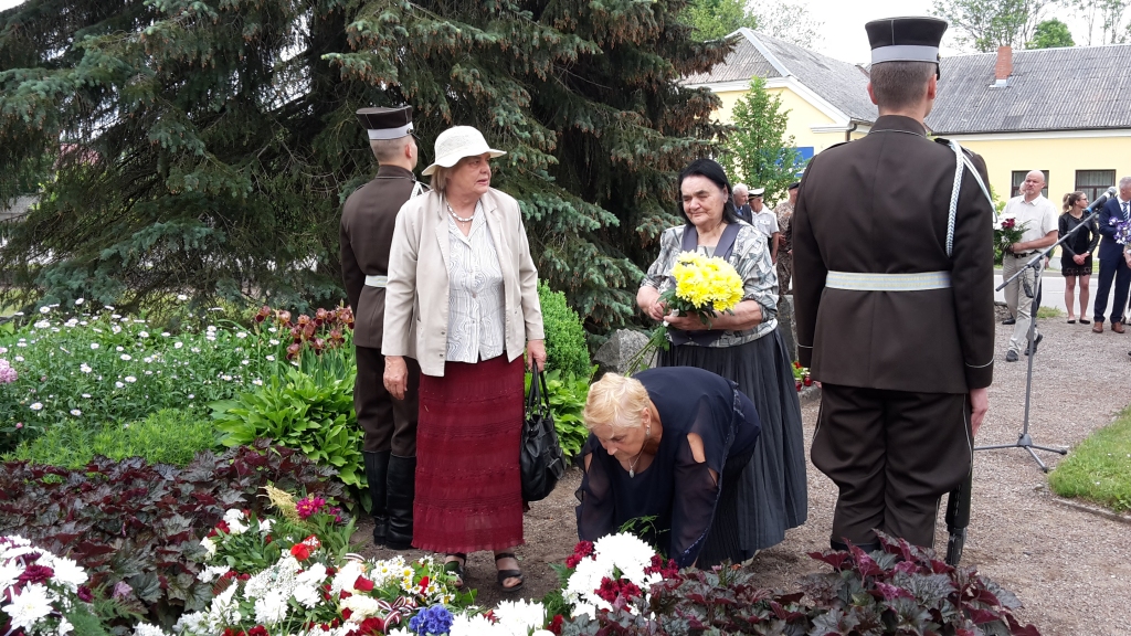 Ar ziediem, svecēm un noliektām galvām katru gadu represētie godināti 1941.gada 14.jūnija upurus.	
Autors: Inita Savicka