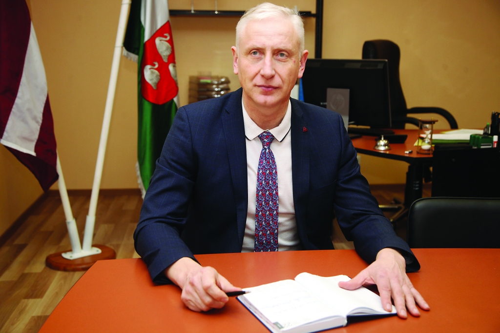 Ar uzņēmēja tvērienu. Gulbenes novada domes priekšsēdētājs Normunds Audzišs šobrīd galvenokārt uzmanību vērš uz svaigas elpas piešķiršanu pašvaldības administrācijas un visas struktūras vadībā. Viņš uzskata – varbūt uzreiz taustāmu labumu pamanīt nevarēs, bet būs citādāk un jādomā, ka ar laiku arī labāk. 	
Autors: no “Dzirksteles” arhīva