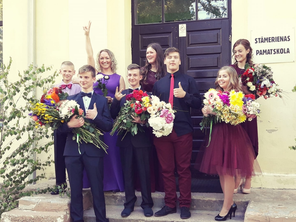 Stāmerienas pamatskolas direktore Kristīne Slica pacēlusi gaisa roku ar uzvaras žestu. 9.klase ir pabeigta un dzīve turpinās, paverot jaunas iespējas. 	
Autors: no personiskā arhīva
