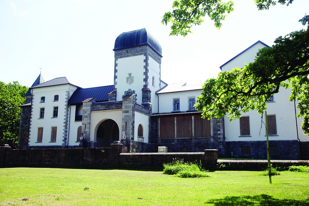 Jaungulbenes pils iekšpusē nevar tikt, bet arī, apstaigājot pils apkārtni un klausoties Dainas Ozolas stāstījumā, var uzzināt daudz ko jaunu un interesantu. 	
Autors: Gatis Bogdanovs