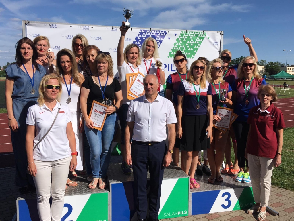 Gulbenes volejbolistes – otrās labākās valstī. Vecuma grupā 40+ gulbeniešu komanda godam ir pārstāvējusi novadu Latvijas sporta veterānu 56.sporta spēļu finālsacensībās Salaspilī. Kopbildē – kopā ar 1.vietas ieguvējām – Daugavpils pilsētas komandu. Attēlā vidū - Latvijas Sporta veterānu (senioru) savienības prezidents Ivans Klementjevs. 
Autors: Dace Anča