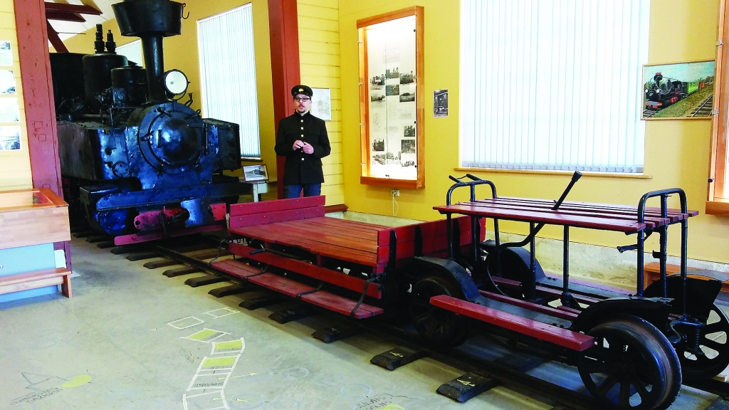 Trulītis (vagonetei līdzīgi ratiņi) un drezīna. 
Autors: Pārsla Konrāde