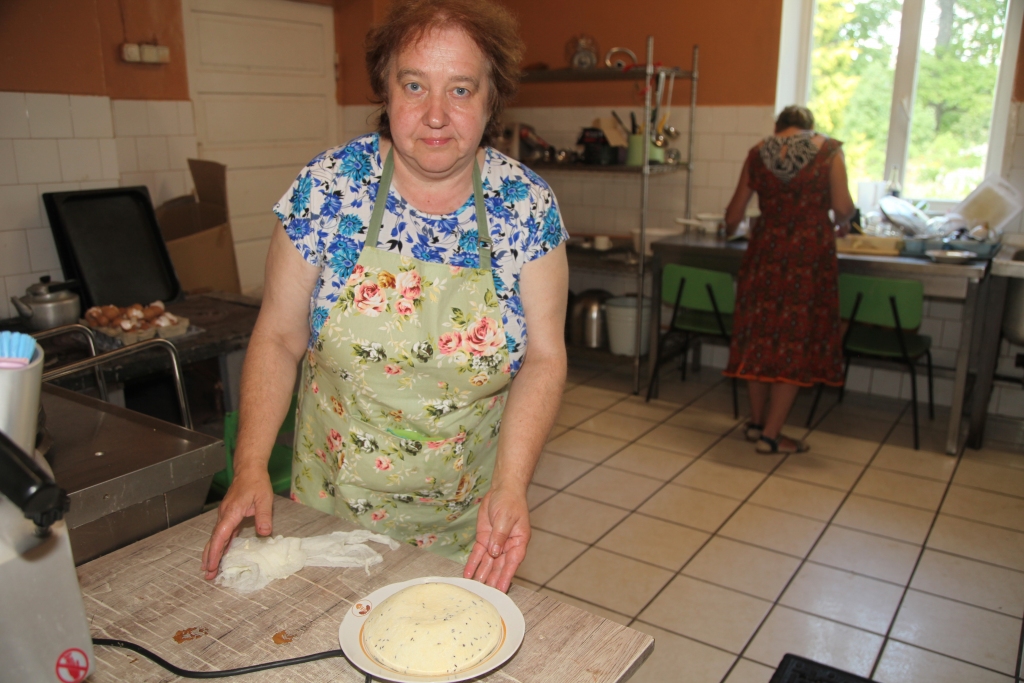 Druvienas “Silmači” ar savu lauku idilles garšu ikvienam asociējas ar Jāņiem, jo tieši te izveidota brīvdabas estrāde, kur Jāņu laikā spēlēta Rūdolfa Blaumaņa izcilā luga “Skroderdienas Silmačos”. Šogad “Silmačos” Līgovakarā tiks iedegts ugunskurs, netrūks arī pašas “Silmaču” saimnieces Sandras Āres īstā jāņusiera. Viņai Jāņi nekad nav bijuši privāti svētki, un arī šis gads nav izņēmums. S.Āre aicina arī citus kopā ar viņu sagaidīt rītausmu.  	
Autors: Inita Savicka