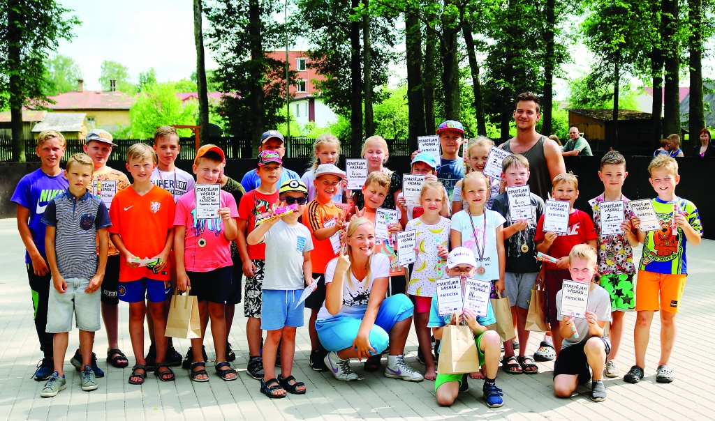 Nu jau par tradīciju kļuvušais pasākums “Startējam vasaru” ir izdevies! Diena aizvadīta lietderīgi. Par to priecīgi gan bērni, gan arī pasākuma organizētāji, starp viņiem arī Valērija Olekša un Jānis Stībelis.  
Autors: no personiskā arhīva