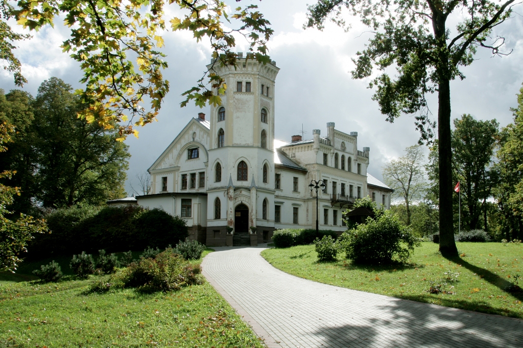 Gulbenes novadā lauku vidusskolas paliks, bet Lizuma vidusskolai būs vajadzīgs cits direktors. Ilgus gadus šo skolu (attēlā) vadījusī Irēna Ābeltiņa, kura sasniegusi pensijas vecumu, ir uzrakstījusi atlūgumu. 
Autors: no “Dzirksteles” arhīva