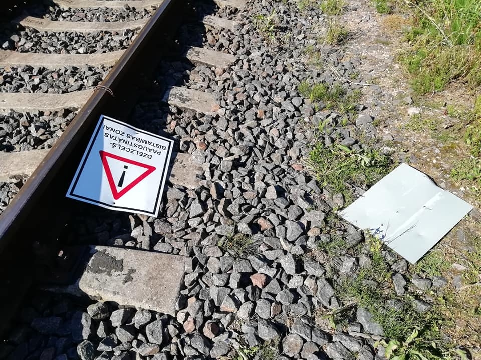 Šonedēļ “Dzirkstele” saņēma šādu lasītājas foto, kurā redzams, ka pie Raiņa ielas dzelzceļa pārbrauktuves norauta brīdinājuma zīme par paaugstinātas bīstamības zonu.
Autors: Ilona Brīdaka 