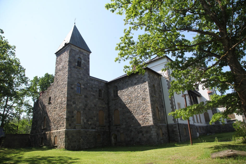 Pauls fon Tranzē-Rozeneks 1907.gadā nolēma būvēt torni meitai Benitai. Šo torni sauc arī par ūdenstorni, jo no pagraba līdz pašai augšai ir iebūvēta balta podiņu krāsns, kas ir sildījusi ūdeni torņa augšā lielā tvertnē. 	
Autors: Gatis Bogdanovs