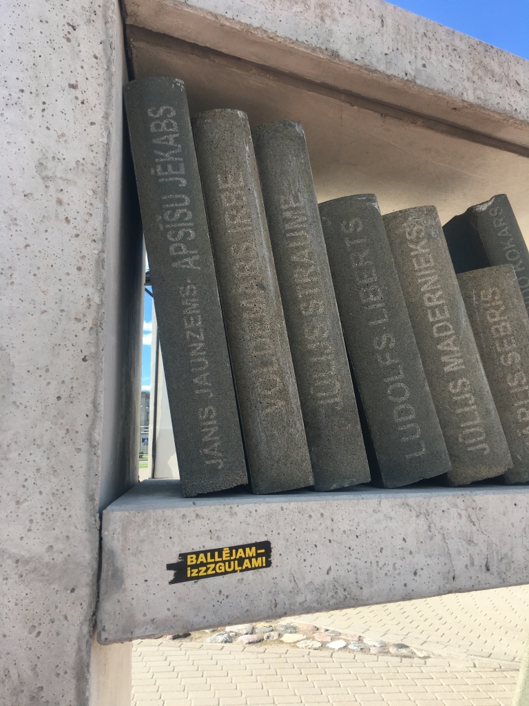 Līgosvētku laikā “Goda bibliotēkai” Gulbenē uzlīmēts sauklis, kas mudina reibumā nesēsties pie stūres. Pati ideja nav slikta, bet vai šī ir īstā vieta šādai uzlīmei? 	
Autors: Diāna Odumiņa