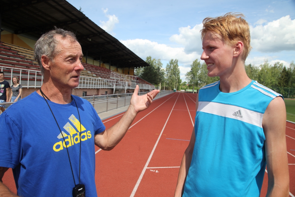 Šonedēļ Laurim Lapsam (no labās) ir treniņnometne - divi treniņi dienā, bet jau nākamnedēļ slodze tiks atlaista. Tad viņš dosies uz Latvijas Jaunatnes olimpiādi, kura notiks no 5. līdz 7.jūlijam. “Mērķis olimpiādē - bez medaļas mēs palikt tur nevaram! Domāju, ka jāiet uz maksimumu, jo viņš ir spējīgs,” saka Laura Lapsas treneris Voldemārs Mezītis.
Autors: Gatis Bogdanovs