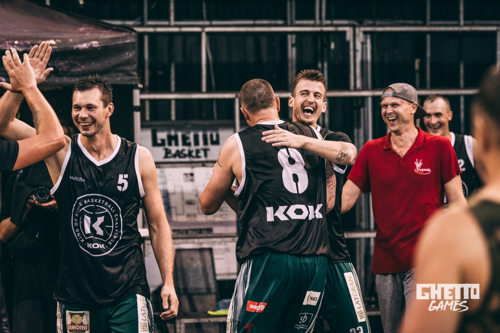 “Gulbenes Buki” un viņu treneris Artūrs Brūniņš (no labās) ir priecīgi par negaidīto uzvaru un gatavojas doties uz Ķīnu. 
Autors: Raimonds Subatovičs (Ghetto Basket)