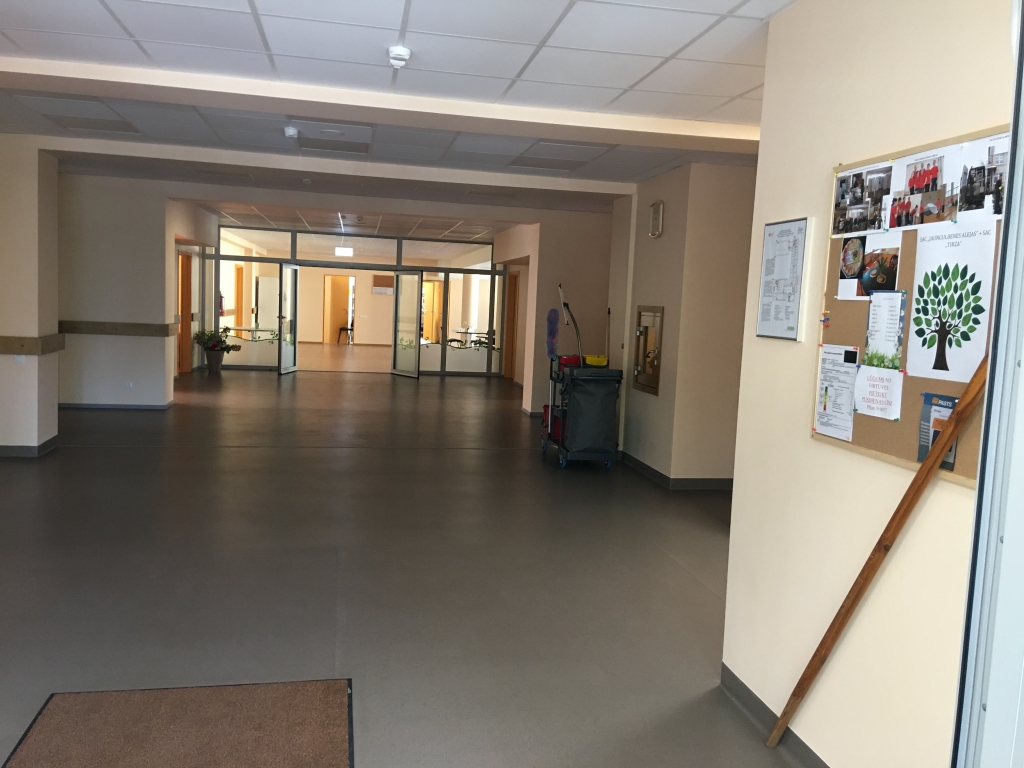 Gandrīz ideāli apstākļi. Sociālās aprūpes centrā “Jaungulbenes Alejas” ir viss. Nav tikai tualetes katrā istabiņā. Iedzīvotāji uzskata, ka obligāti vajadzēja. Normatīvi to neprasa. 	
Autors: no “Dzirksteles” arhīva