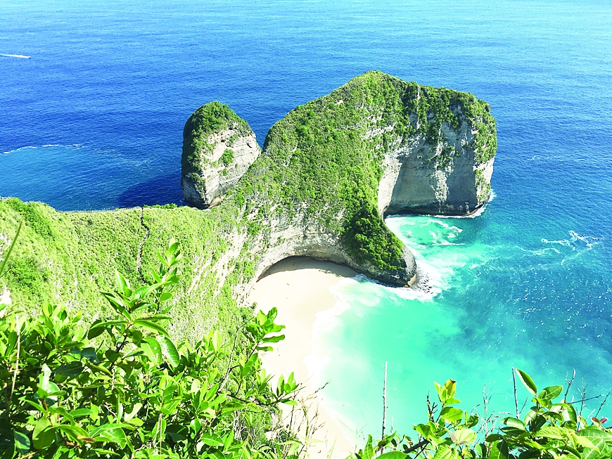 Kelingking pludmale Nusa Penida salā. Kā redzams, ceļš līdz pludmalei  ir diezgan garš.
Autors: NO CEĻOJUMA ARHĪVA