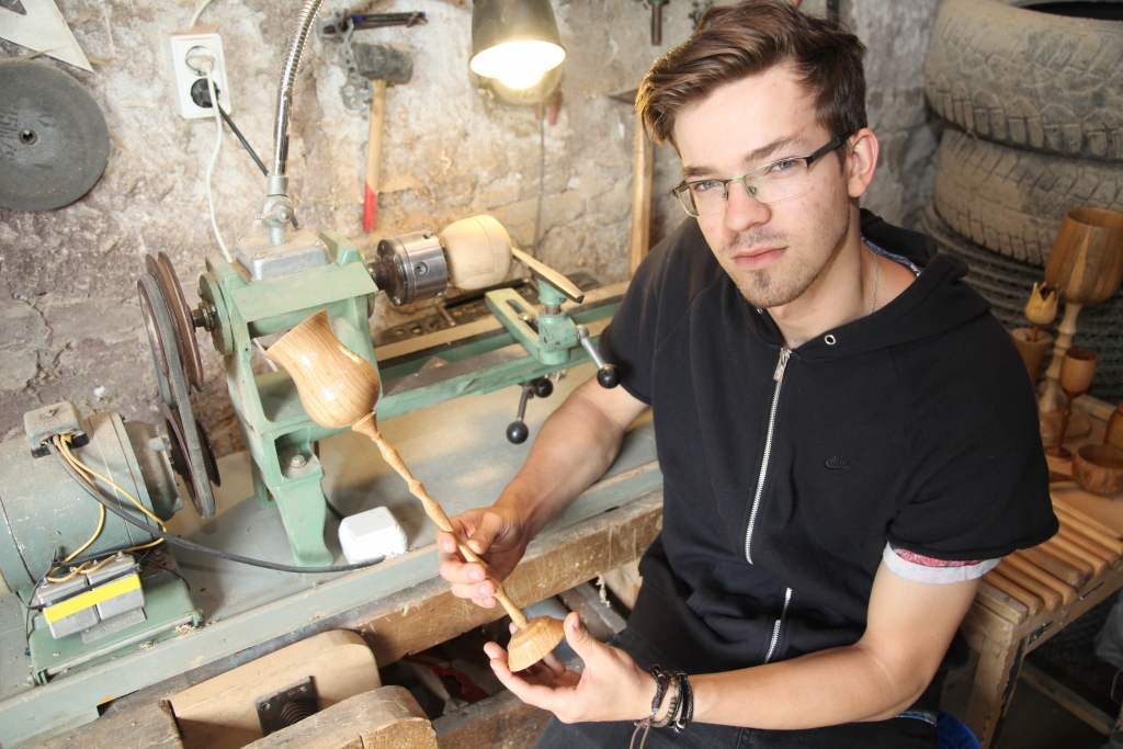 Emīls Ozoliņš tieši virpu izmanto kā galveno darbgaldu, radot elegantas, glīti izveidotas glāzes un citus koka priekšmetus. 
Autors: Gatis Bogdanovs