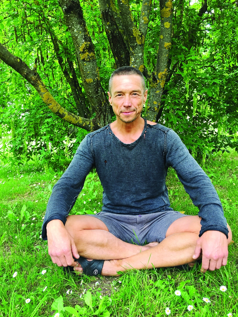 Vieglums - fizisks un dvēselisks. Gulbenietis Ainārs Deksnis mērķtiecīgi meklē šo vieglumu, kas gan nekad nav nācis un nenāk viegli. Tas ir grūts, bet paša izvēlēts ceļš. Sava dzīves filozofija. Izsāpēta, izlolota un kļuvusi par viņa ikdienu. Tiem, kuri vēlas aizgūt no A.Dekšņa viņa pieredzi, padomi netiek liegti. Drīkst jautāt un var saņemt atbildes. 	
Autors: Diāna Odumiņa