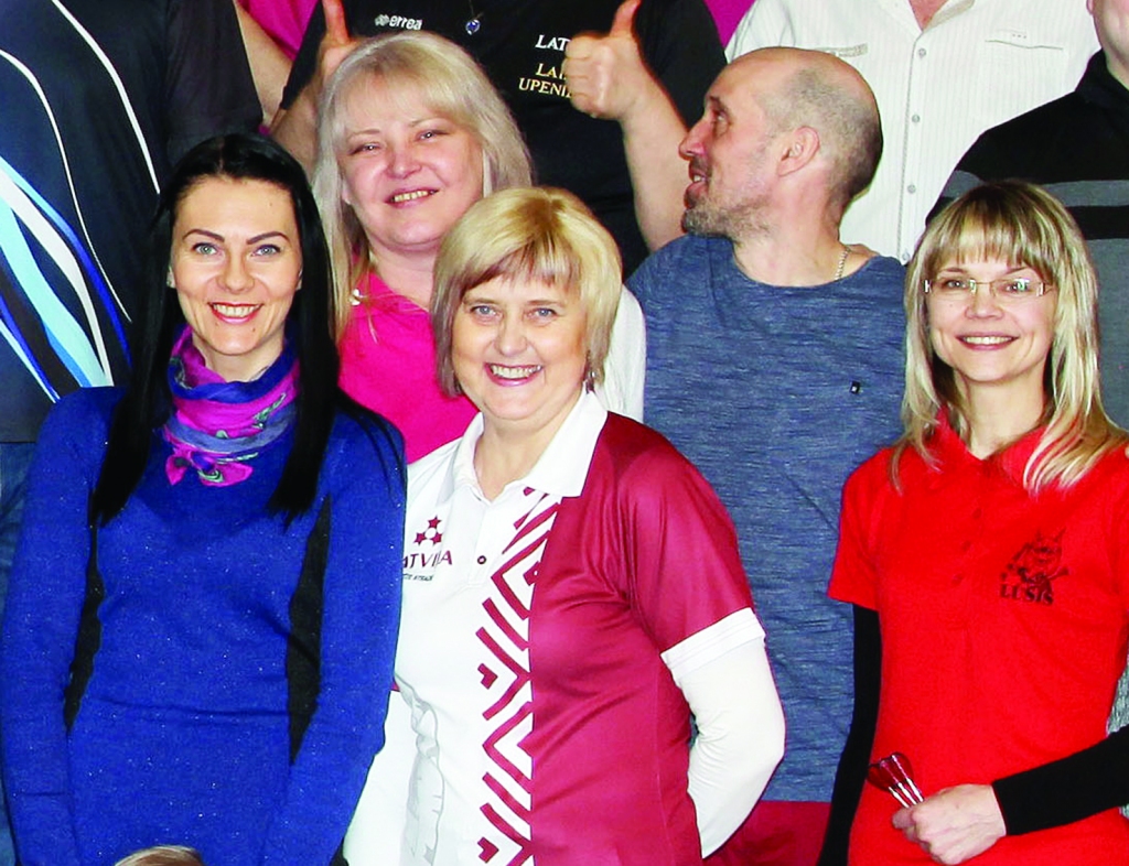 Zeltīte Strade (centrā) oktobrī dosies uz Rumāniju, lai piedalītos Pasaules kausā šautriņu mešanā. 
Autors: no privātā arhīva