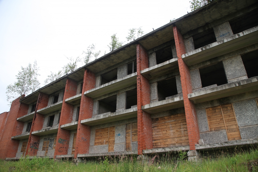 Stāķos kopš 1992.gada stāv līdz galam neuzceltā divu korpusu daudzdzīvokļu māja. Puse pieder SIA “Gaujas koks”, otra puse – nekam. Pagasta pārvalde skaidro formalitātes, jo vēlas reiz šo ēku tomēr nojaukt. 	
Autors: Gatis Bogdanovs