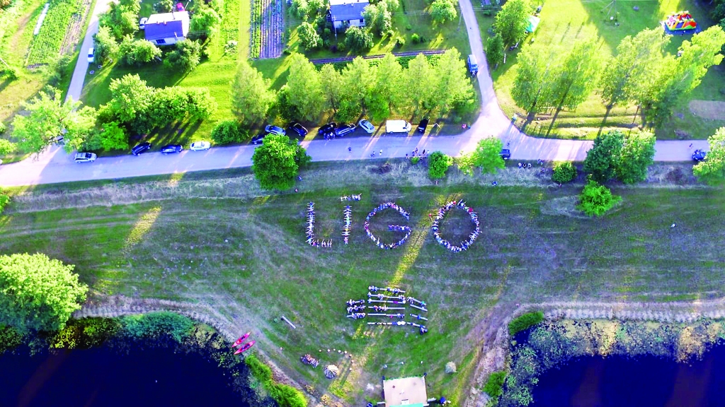 Iespējams, šī būs vēl viena tradīcija Līgo pagastā! Pirmo reizi vietējie ir saorganizējušies kopīgai performancei. No putna lidojuma ar drona palīdzību ir fiksēts attēls, kuru ir veidojuši paši Līgo pagasta iedzīvotāji. Ir doma kaut ko līdzīgu atkārtot nākamajos Līgosvētkos. 
Autors: no personiskā arhīva