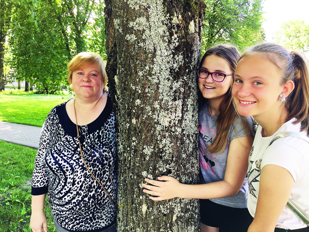 Meitu mamma un vecmāmiņa Sandra Puriņa no Stāķiem ir sieviete ar skarbu dzīvesstāstu un tajā pašā laikā – ar uzticīgu un mīlošu sirdi. Viņas lolojumi – 13 gadus vecā meita Evelīna (otrā no labās) un 12 gadus vecā mazmeita Elīza. 	
Autors: Diāna Odumiņa