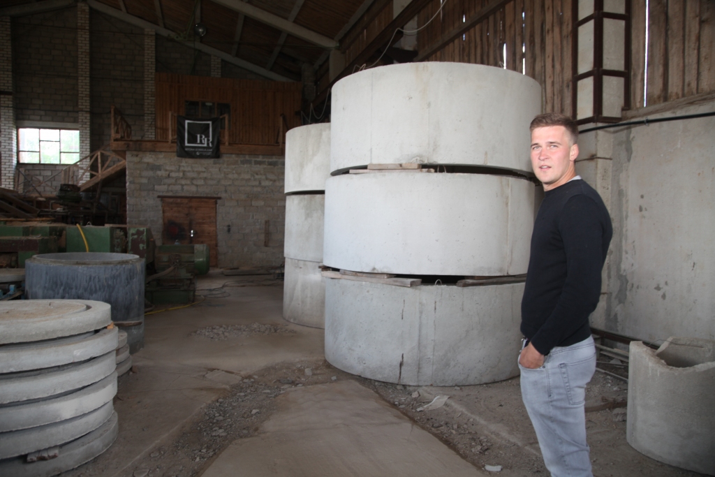 Rankas pagastā jau trīs gadus veiksmīgi darbojas SIA “Rankas Rori”. Uzņēmums ražo gatavos betona un dzelzsbetona izstrādājumus - grodus, vākus, sētu stabus, dārza galdus, kā arī izpilda individuālos pasūtījumus. Uzņēmumam ir izveidota arī sava mājaslapa “Rankasrori.lv”. Uzņēmuma vadītājs Pauls Dikmanis atzīst, ka laukos uzsākt veiksmīgu biznesu var, ja ir atbalsts un perspektīva ideja.  
Autors: Inita Savicka