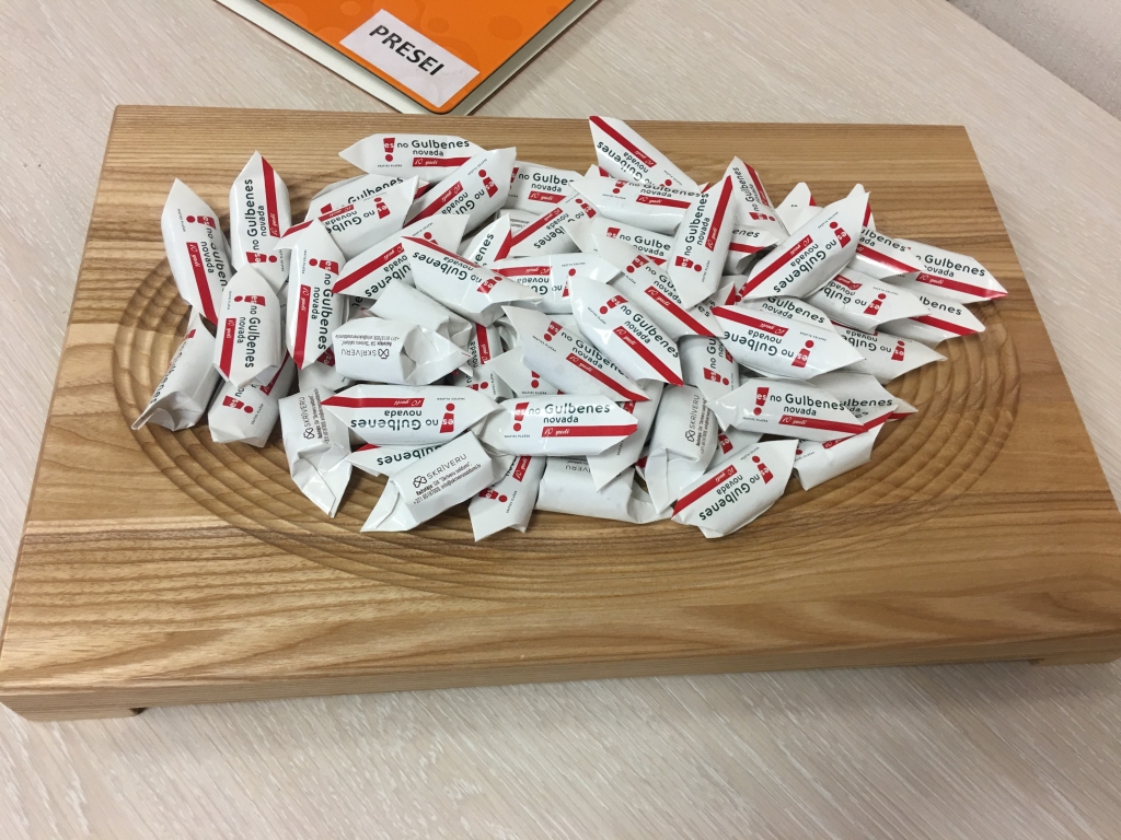 Deputāti novērtēja pirmie. Novada domes sēdē 27.jūnijā tika prezentētas īpašas konfektes par godu pašvaldības desmit gadu jubilejai. Tās nogaršot un novērtēt ideju varēja ikviens klātesošais. 
Autors: Diāna Odumiņa