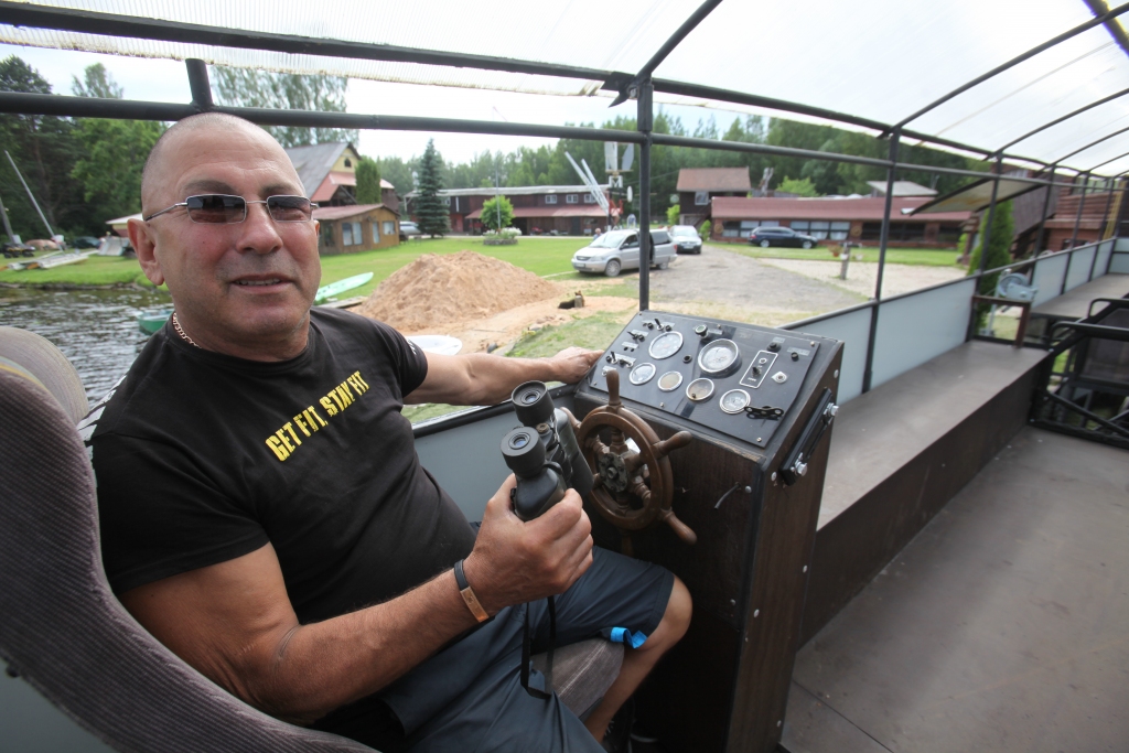 “Zušu nama” saimnieks Andris Musajevs pats arī kuģīti stūrē. Visa vadība tam ir otrajā stāvā.  
Autors: Gatis Bogdanovs