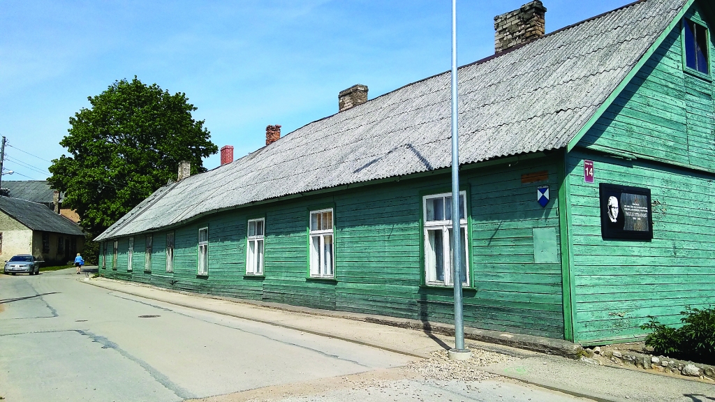 Šajā mājā, ko vietējie iedzīvotāji sauc par “Desu māju”, Pauls Stradiņš dzīvojis no 1902. līdz 1914.gadam. Tēvs Jānis bija galdnieks un, kad līdzekļi atļāva, palaikam piebūvēja mājai kaut ko klāt. Tā nu sanāca gara māja - kā desa. Vienā mājas galā atradies veikals un tējnīca. 
Autors: Pārsla Konrāde