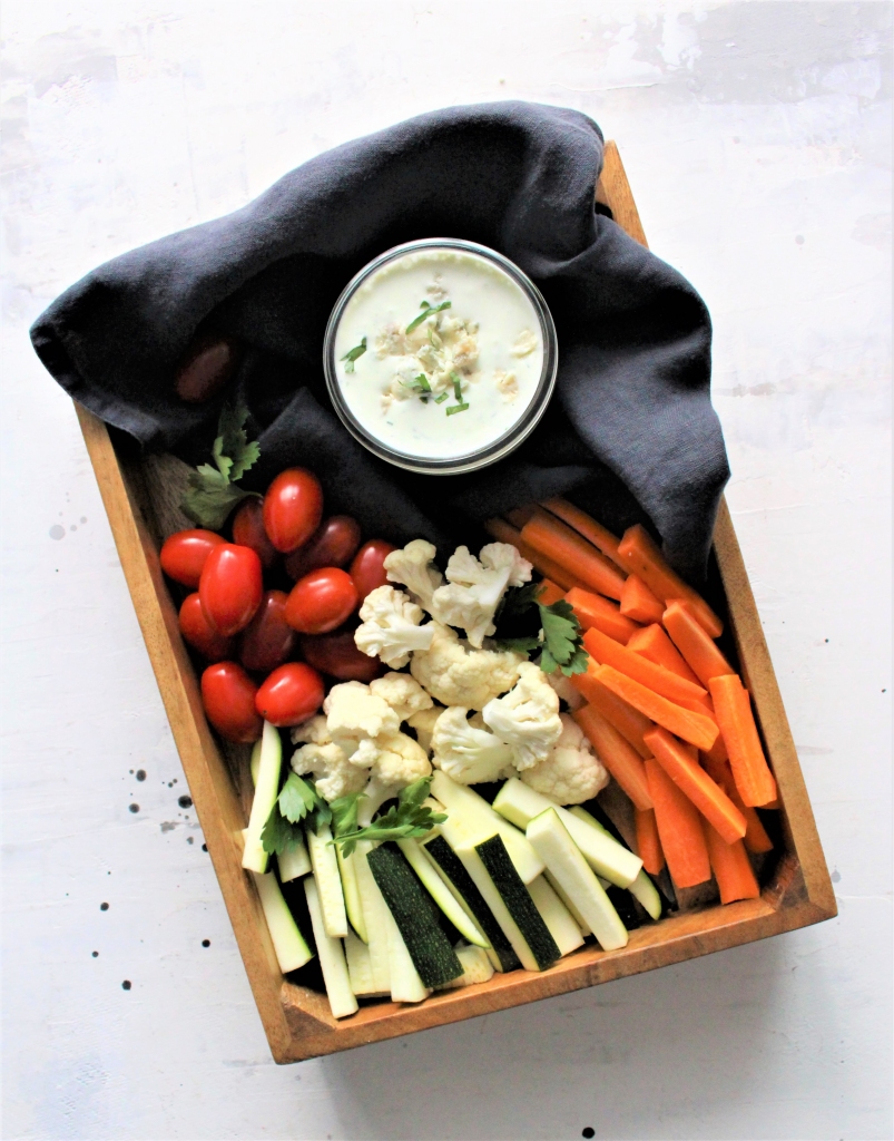 Dārzeņu stienīši ar grieķu jogurta-gorgonzolas mērci.