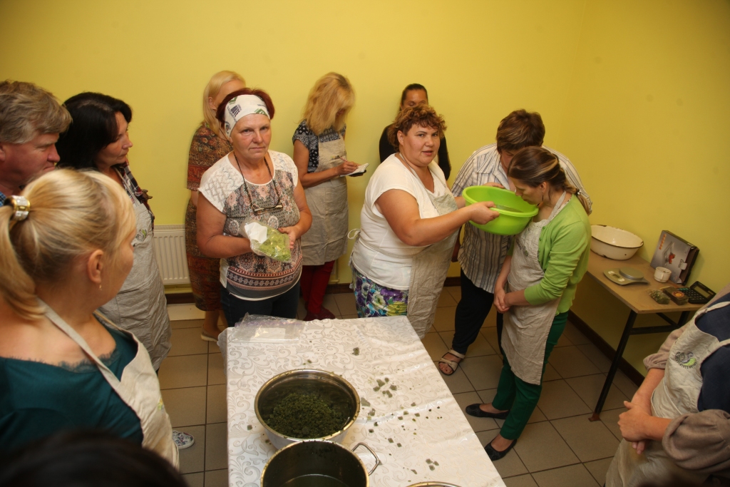 Izrādās, ka egļu jauno dzinumu dzēriens ne tikai jauki smaržo, bet arī garšo lieliski. Zināšanās dalās Ligita Hatilova (vidū no kreisās) no lauku mājām “Pededzes”, kas atrodas Litenē, un “Satekas” vadītāja Daiga Gargurne. 	
Autors: Gatis Bogdanovs